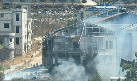 بالصورة.. صاروخ إسرائيلي &quot;لم ينفجر&quot; يخرقُ طريق بلدة لبنانية