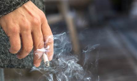 لهذا السبب يحتاج المدخنون إلى جرعات أكبر من فيتامين C