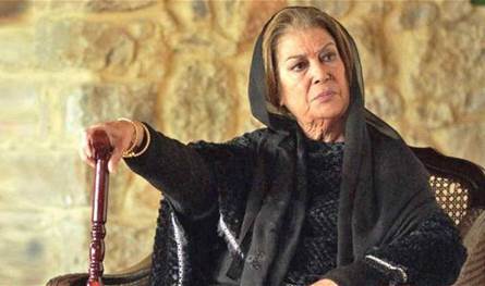 خلال حفل تكريمها... وزيرة تقبّل يد الفنانة القديرة منى واصف (فيديو)