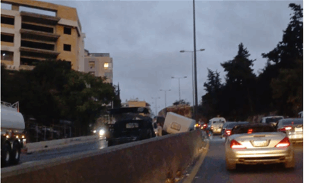 بالصور.. انقلاب حمولة شاحنة في الجمهور وزحمة خانقة