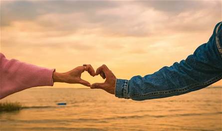 يصغرها بـ 60 عاماً.. ابن الـ 23 وقع بحب صاحبة الـ 83 عاماً وقصتهما تُثير جدلاً (صورة)