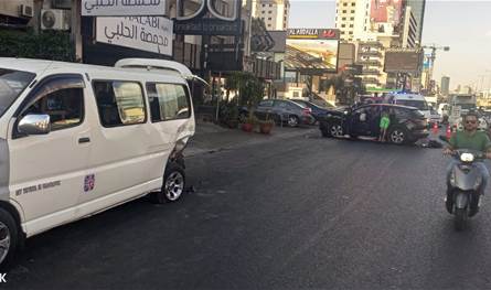 حادث سير على أوتوستراد الزلقا.. وسقوط 3 جرحى
