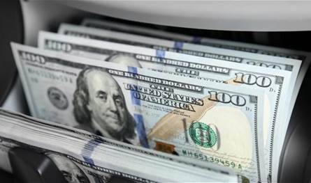 الدولار تحت الضغط: توقعات بضعف مستمر مع جدل استقلالية الفيدرالي