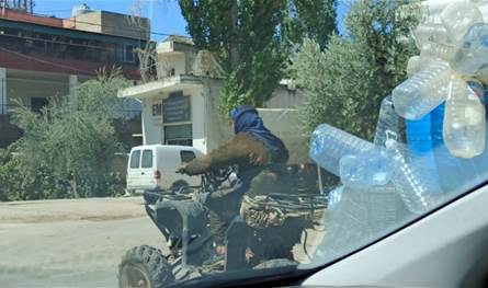 في لبنان.. ثمانينية تقود جرارا زراعيا بحثاً عن لقمة العيش (فيديو)