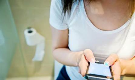 استخدام الهاتف في الحمّام يزيد خطر الإصابة بهذه المشكلة الصحية!