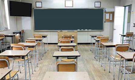 كانت مستلقية على الطاولة… مديرة تطلب من الطلاب تدليك ساقيها (فيديو)