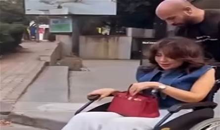 بعد سقوطها ونقلها إلى المستشفى... إعلاميّة لبنانيّة على كرسيّ متحرّك شاهدوا الفيديو