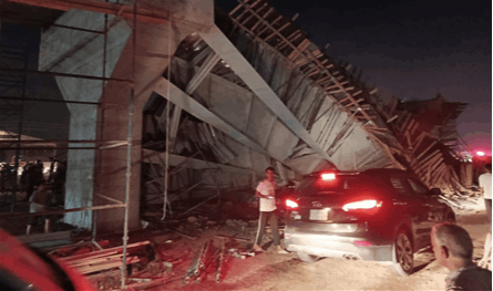 مشهد مروّع في العراق.. سقوط جسر على المدنيين (فيديو)