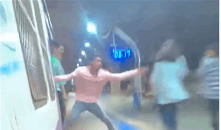 فيديو مروّع.. خاطر بحياته من أجل سرقة هاتف
