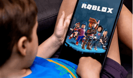 &quot;روبلوكس&quot; تحت المجهر.. انتشار كاسح في صفوف الاطفال ومخاطر تهدد صحتهم