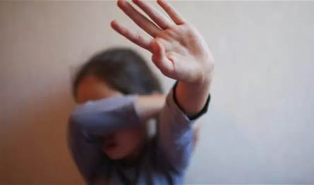 بعد أن طلب من طفلة مساعدته في عبور الطريق... ما فعله بها فظيع!