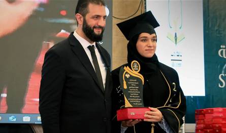 السيدة الاولى في سوريا تتخرج من الجامعة.. والرئيس الشرع يسلمها الشهادة