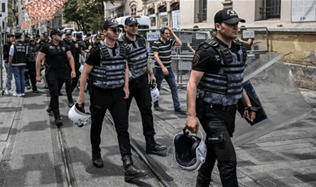 يبلغ من العمر 16 عاماً.. مراهق يهاجم الشرطة التركية ببندقية صيد ويقتل 2