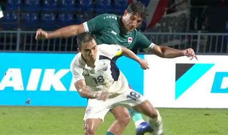أشعل مشاجرة كبيرة... نجم منتخب العراق يركل لاعبًا ويتسبب له بإصابة بالغة (فيديو)