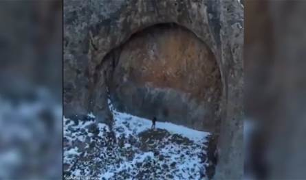  باب غامض محفور في صخور كازاخستان يثير جدلاً عالمياً