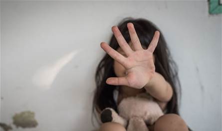 من بينهم ابنته... اعتقال رجل اغتصب أكثر من 10 أطفال 