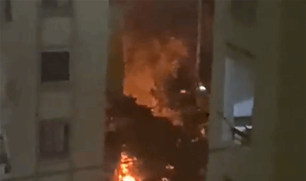 بالفيديو.. اندلاع حريق داخل مبنى في الشمال
