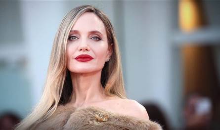 &quot;أنا آسفة جداً&quot;... أنجلينا جولي تنهار بالبكاء هذا ما حصل معها (فيديو)