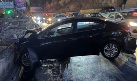 حادث مروّع في المنصورية.. سيارة تصطدم بمركبات!