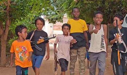 أطفال السودان في الحرب.. بنادق خشبية ومعارك تمثيلية