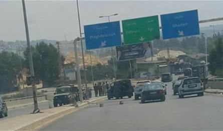 احتراق سيارة &quot;رابيد&quot; على أوتوستراد صيدا-صور