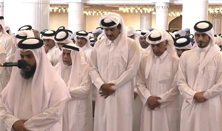 بحضور مسؤولين في &quot;حماس&quot;... أمير قطر شارك في تشييع ضحايا العدوان الإسرائيلي على الدوحة