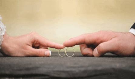 بخاتم ألماسي ضخم.. نجم يعلن خطوبته من عارضة أزياء (صور)