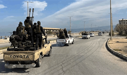 يتوزعون بين لبنان وسوريا.. مجلس عسكري في الساحل يقوده رجال بشار!