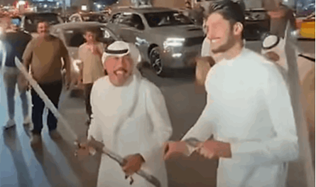 كي يحتفل بخبر حمل زوجته.. بلوغر عربي يغلق الطريق ويتسبب بزحمة خانقة (فيديو)