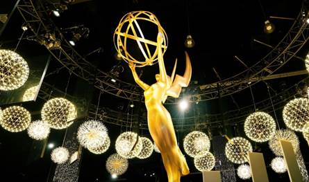 بالكوفية الفلسطينية.. نجم عالمي يُثير الجدل في حفل توزيع جوائز Emmy Awards (صور)