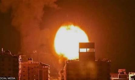 بعد ليل عنيف.. وزير الدفاع الاسرائيلي: غزة تحترق وسنضرب بقوة