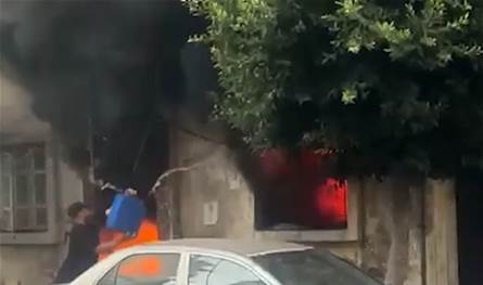 بالفيديو: حريق داخل مبنى في طريق الجديدة