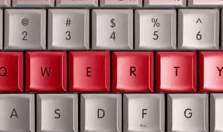 لماذا لا تُرتّب أحرف لوحة المفاتيح أبجديًا؟ القصة وراء QWERTY