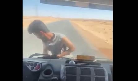 أطل وهو يبتسم للكاميرا.. سائق ترك شاحنته تسير وحدها شاهدوا الفيديو