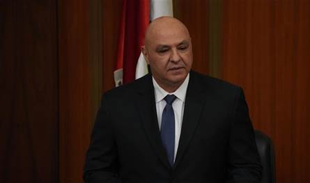 رئيس الأركان يسلّم الرئيس  عون كتابه عن تقاطع المحاور في الشرق الأوسط