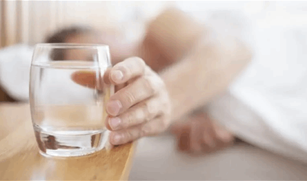 العلم يحذر من وضع كأس ماء بجوار السرير