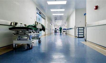 بعد نقله بشكل مفاجئ إلى المستشفى... جهة رسمية تتكفّل بعلاج فنان شهير
