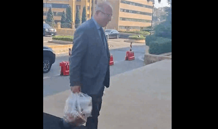 بالفيديو.. وزير يحضر المثلجات للوزراء