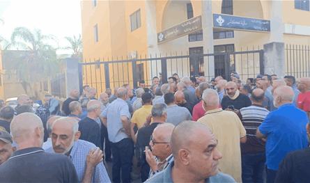 بالصور.. العسكريون المتقاعدون يقفلون مالية حلبا