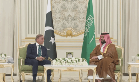 وزير دفاع باكستان: برنامجنا النووي &quot;سيكون متاحا&quot; للسعودية