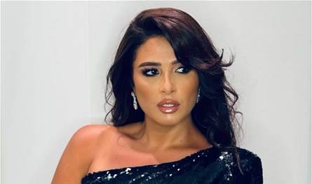 بالعباءة والحجاب.. ياسمين عبد العزيز تؤدي مناسك العمرة في مكة (صور)