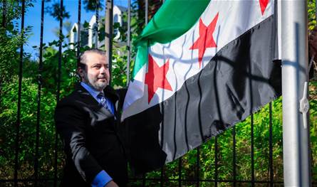 للمرة الاولى منذ سنوات.. رفع علم سوريا على مبنى السفارة في واشنطن