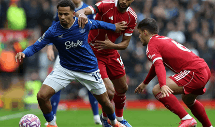ليفربول يحسم الديربي.. ويواصل البداية المثالية
