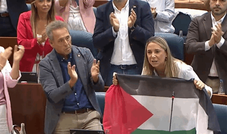وبّخت رئيسة الإقليم.. نائبة إسبانية ترفع علم فلسطين في برلمان مدريد (فيديو)
