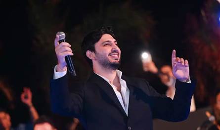 أول إطلالة لها على السجادة الحمراء.. محمد فضل شاكر يُشارك مع زوجته في الموريكس دور (فيديو)