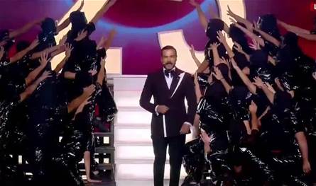 طلب من الفنانات تقبيل أزواجهن.. وسام حنا يُثير الجدل في حفل توزيع جوائز الموركس دور (فيديو)