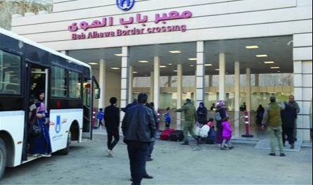 آلاف اللاجئين السوريين يعبرون &quot;باب الهوى&quot; عائدين إلى بلادهم 