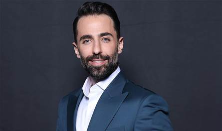 فيديو مؤثر.. هذا ما جرى مع والدة محمد قيس بعد فوزه بجائزة بـ &quot;الموريكس دور&quot;