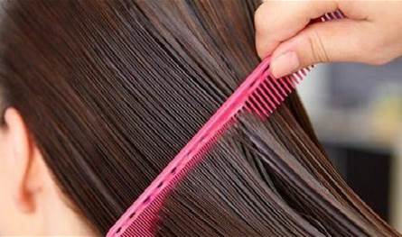 كيف تختارين الزيت المناسب لتطويل شعرك؟