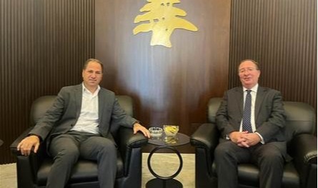 الجميّل التقى السفير البريطاني: تشديد على تنفيذ قرارات الدولة وحصر السلاح